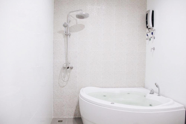 Bathroom 4, Phukaning Hotel, Muang Udon Thani