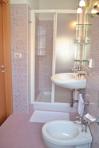 Bathroom 3, Hotel Jonic, Syracuse