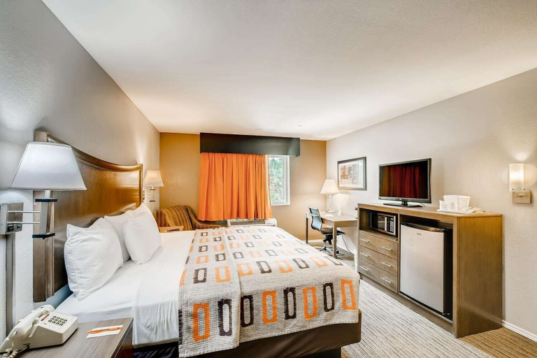 Bedroom 3, Orangewood Inn & Suites Midtown, Travis