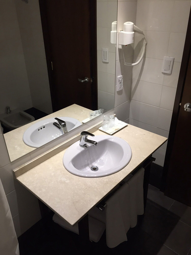 Bathroom 4, Crystal Tower Hotel, Montevideo