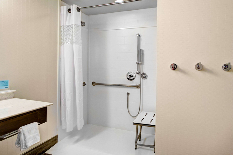 Bathroom 5, Hampton Inn & Suites by Hilton Atlanta Perimeter Dunwoody, DeKalb