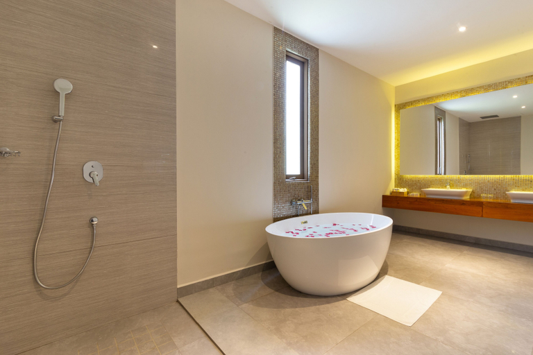 Bathroom 4, Aprota Villas, Pothuvil