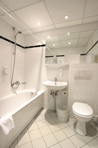 Bathroom 4, ibis Dresden Zentrum, Dresden