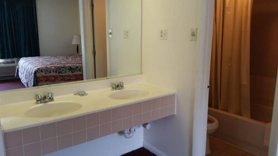 Bathroom 4, The Virginia Lodge, Fairfax