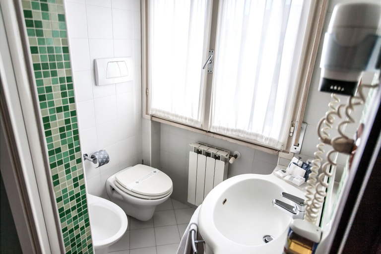 Bathroom 4, Hotel Mosaico, Ravenna