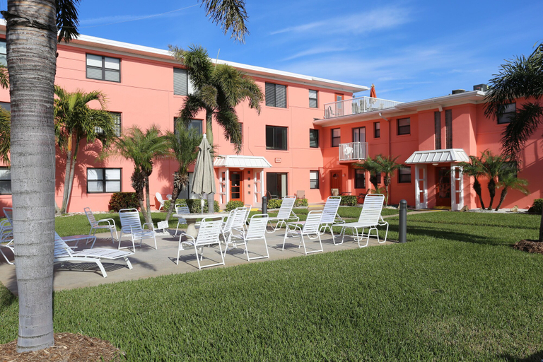 Exterior & Views 2, Gulf Winds Beach Resort, Pinellas