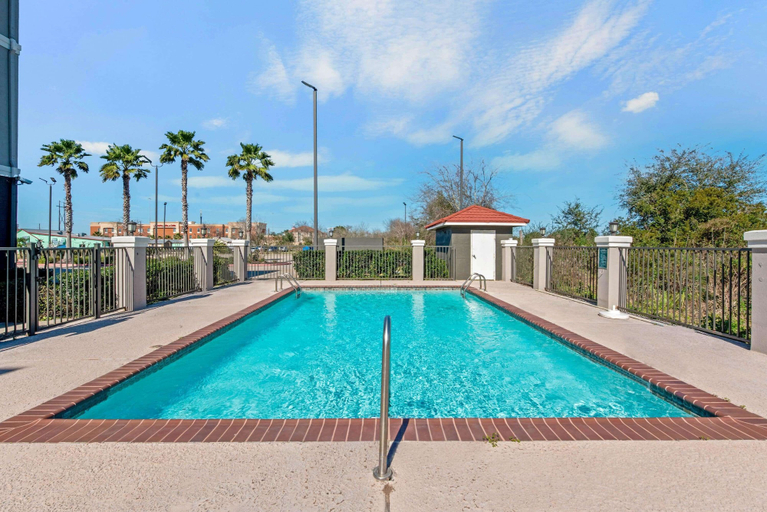 Sport & Beauty, La Quinta Inn & Suites by Wyndham Winnie, Chambers