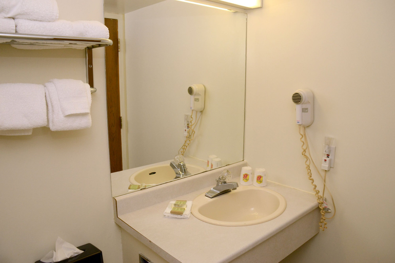 Bathroom 4, Super 8 by Wyndham North Bay, Nipissing