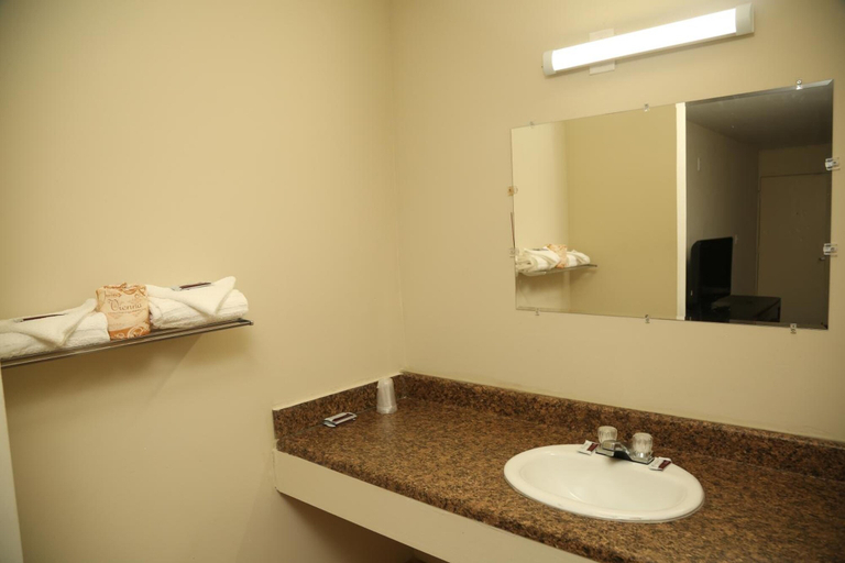 Bathroom 4, Economy Inn - Charlotte, Mecklenburg