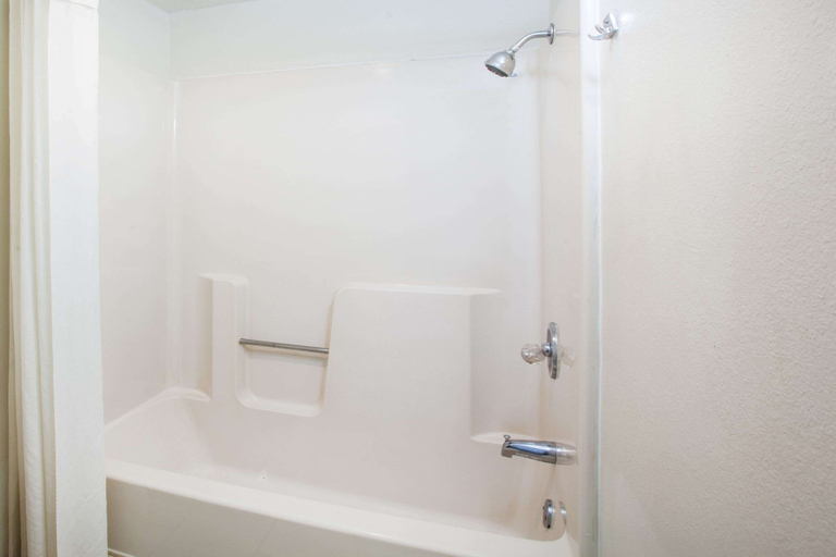 Bathroom 4, Super 8 by Wyndham Malvern, Hot Spring