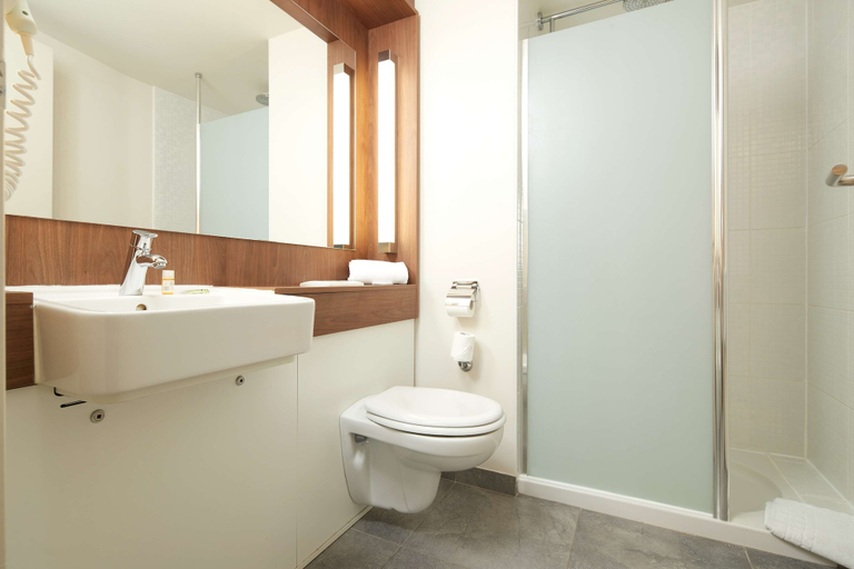 Bathroom 3, Campanile Nantes Centre, Loire-Atlantique