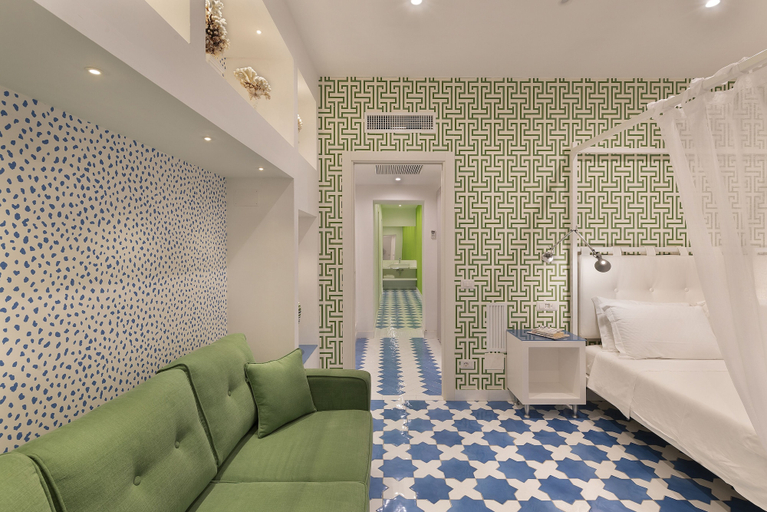 Room 2, Luxury Four Bedroom Home, Napoli