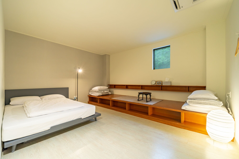 Bedroom 4, Mireuk Mireuk Hostel, Tongyeong