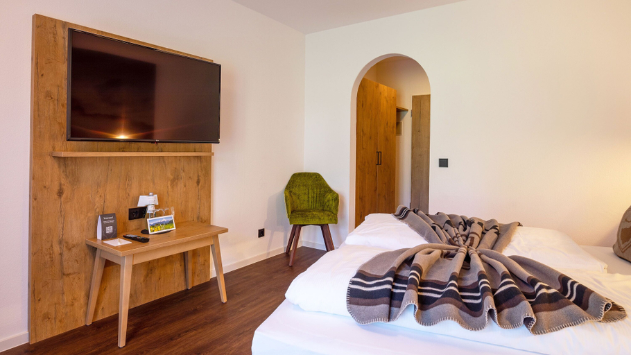 Bedroom 4, Das Bergmayr - Chiemgauer Alpenhotel, Traunstein