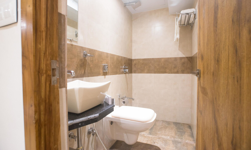 Bathroom 4, Treebo Amber International, Mumbai Suburban