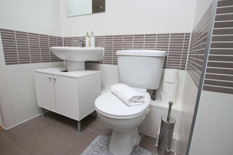 Bathroom 4, Upton Road Apartments, Hertfordshire
