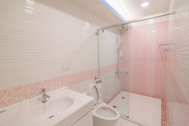 Bathroom 5, Shellsand, Penghu
