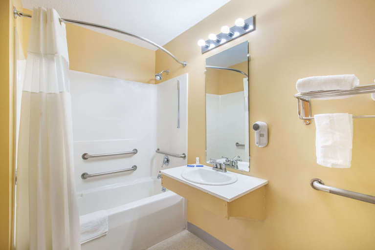 Bathroom 4, Knights Inn Hadley, Hampshire