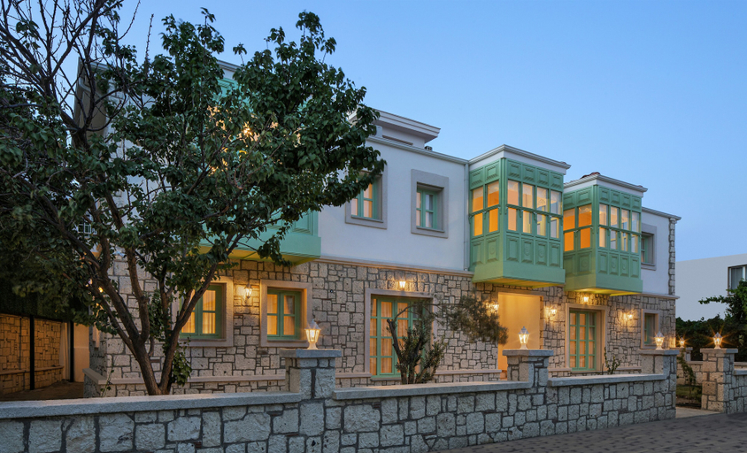 Exterior & Views