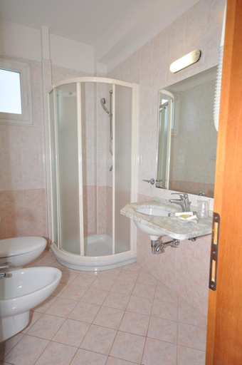 Bathroom 5, Hotel Adriatic & Beauty, Rimini