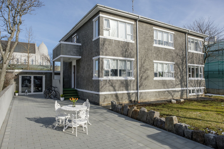 Exterior & Views