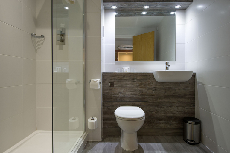 Bathroom 4, The Woodlands Event Centre, Cambridgeshire