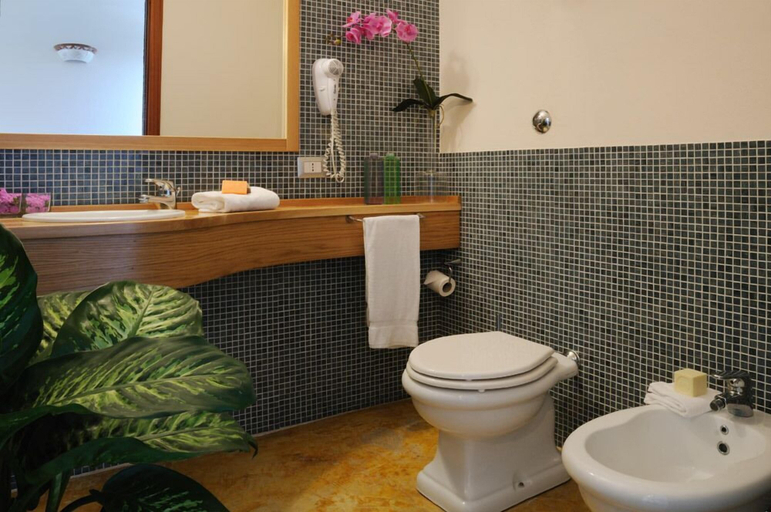 Bathroom 5, Alghero Resort Country Hotel, Sassari