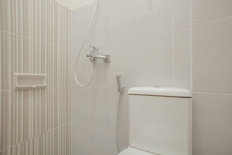 Bathroom 5, RedDoorz near Ciputra Golf Surabaya, Surabaya