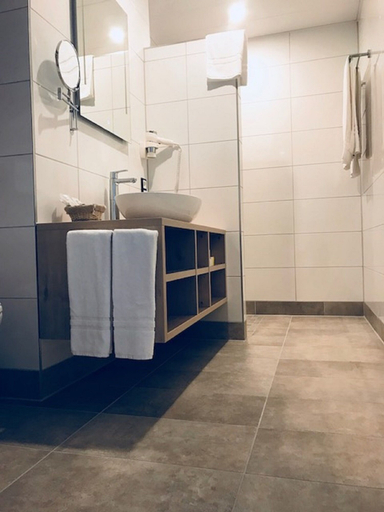 Bathroom 5, Hotel an der Burgschänke, Wesel