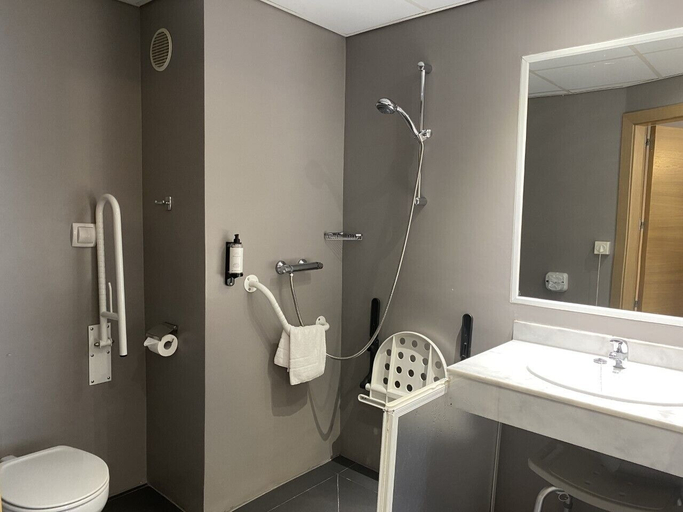 Bathroom 4, Holiday Inn Express MADRID-SAN SEBASTIAN D/L REYES by IHG, Madrid