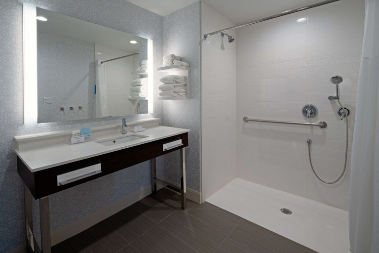 Bathroom 4, Hampton Inn & Suites Gilroy, Santa Clara
