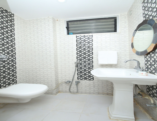 Bathroom, OYO 12498 Hotel Sea Rock, Jabalpur