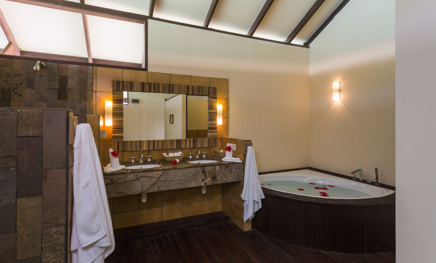 Bathroom 5, Filitheyo Island Resort
