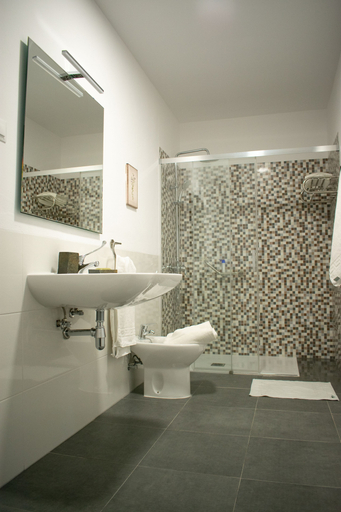 Bathroom 4, La Casa Grande de Adolfo, Badajoz