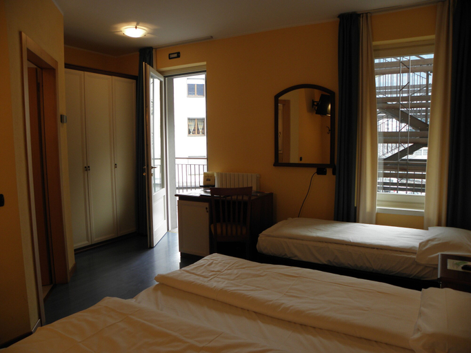 Bedroom 4, Hotel Bernina, Sondrio