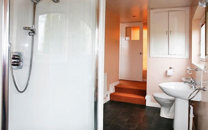Bathroom 2, Hillbrow Farm B&B, Suffolk