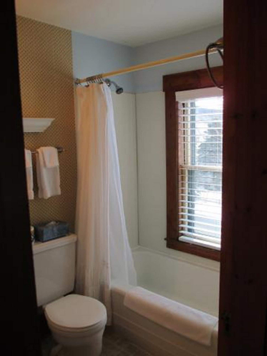 Bathroom 4, Follansbee Inn, Merrimack