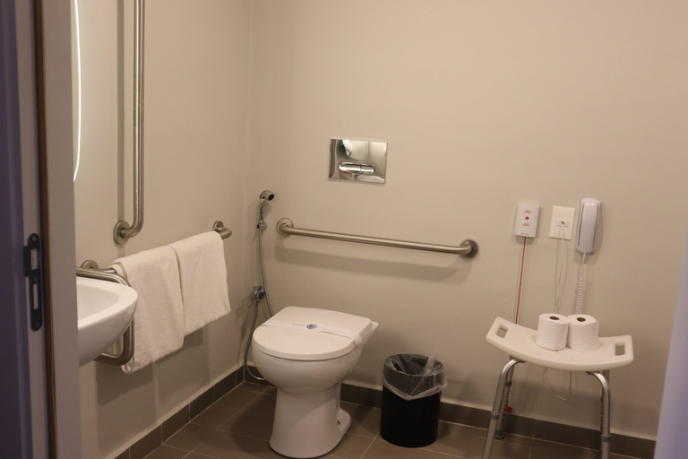 Bathroom 4, Ibis Guaxupe, Guaxupé