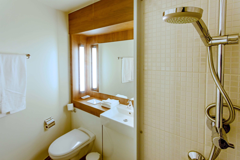 Bathroom 4, Campanile Rennes Sud - Saint Jacques, Ille-et-Vilaine