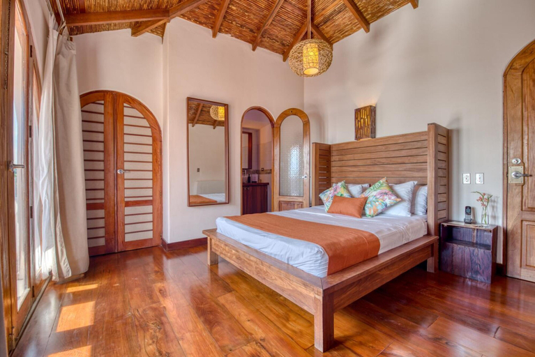 Bedroom 2, Hotel Alcazar, Tola