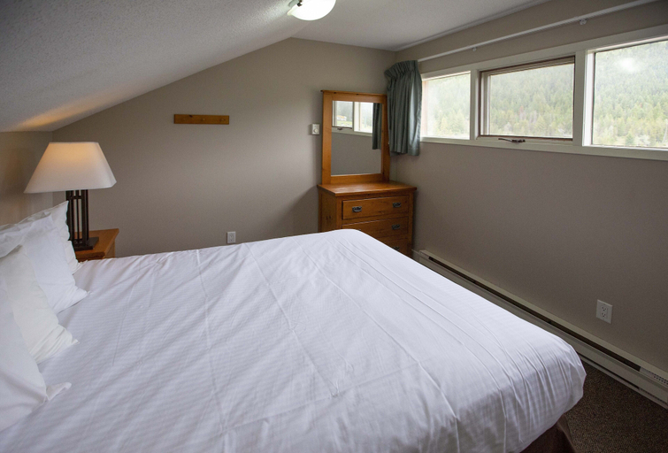 Bedroom 2, Panorama Vacation Retreat at Horsethief Lodge, East Kootenay