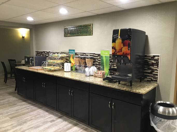 Food & Drinks 5, Quality Inn & Suites Winfield, Cowley