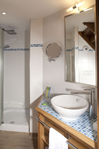 Bathroom 4, Hôtel la Croix Blanche, Manche