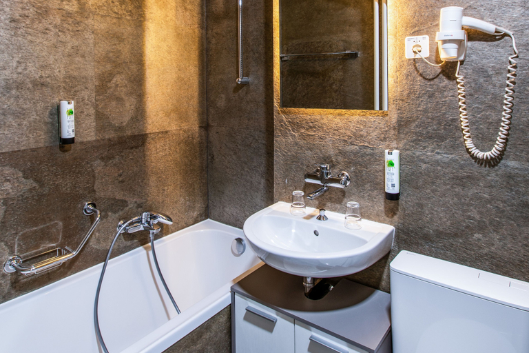 Bathroom 3, Drake Longchamp, Genève