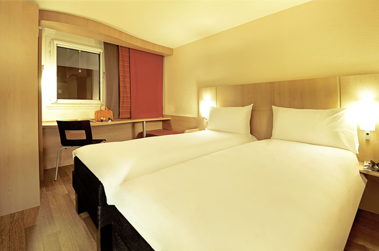Bedroom 4, ibis Lyon Est Chaponnay, Rhône
