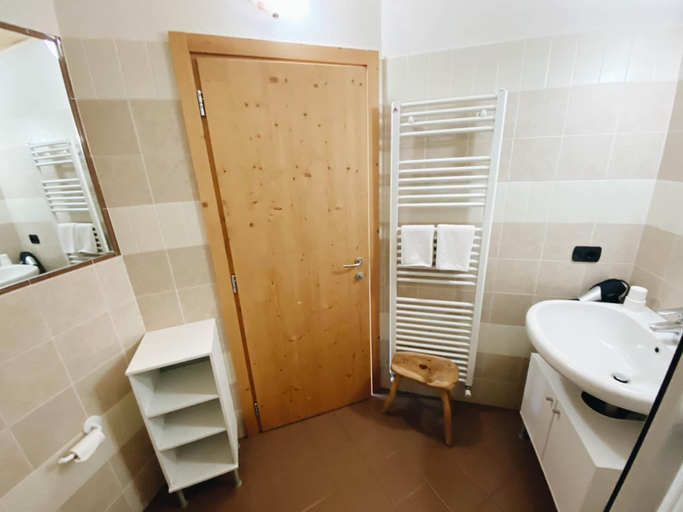 Bathroom 4, Ambassador Rooms in Bormio, SOLO CAMERA SENZA COLAZIONE, Sondrio