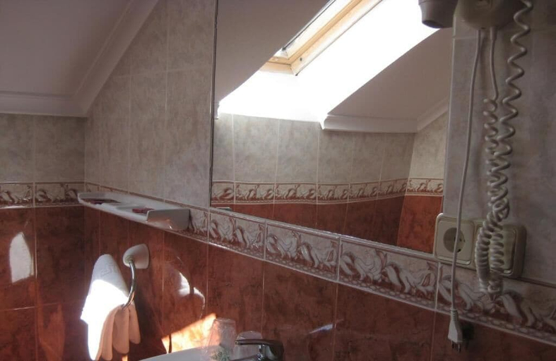Bathroom 4, Hotel Entremontes, Asturias