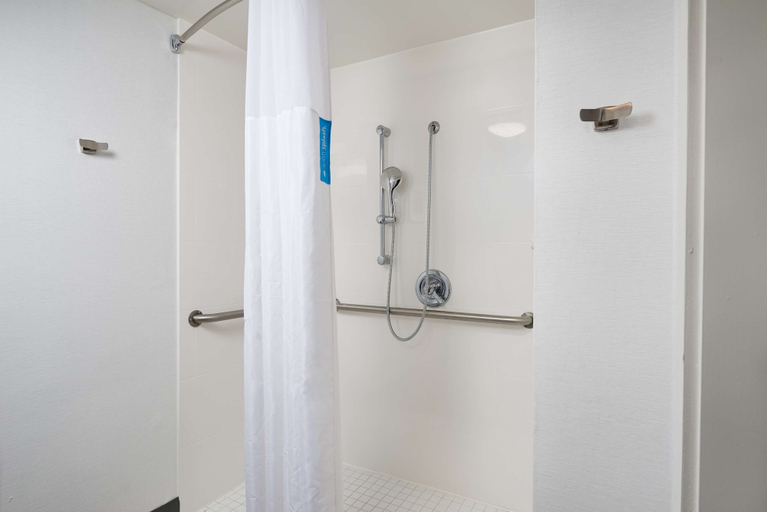 Bathroom 4, Hampton Inn Beaumont, Jefferson