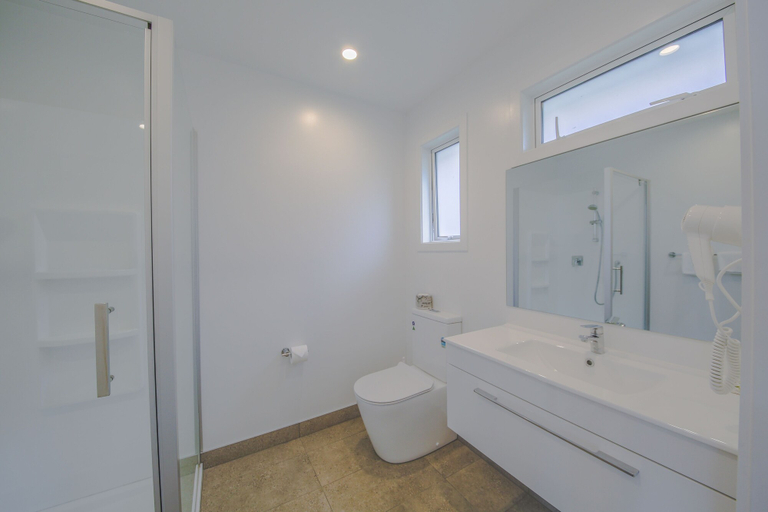 Bathroom 4, Sylvia Park Motel, Waitakere