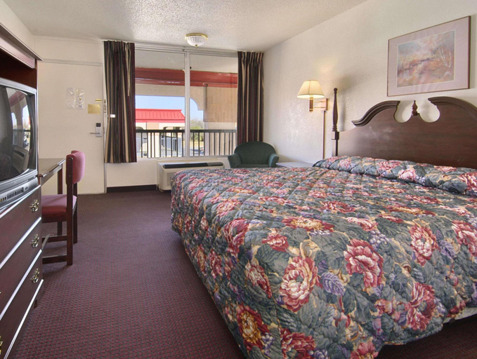 Bedroom 3, Super 8 by Wyndham Oklahoma Fairgrounds, Oklahoma